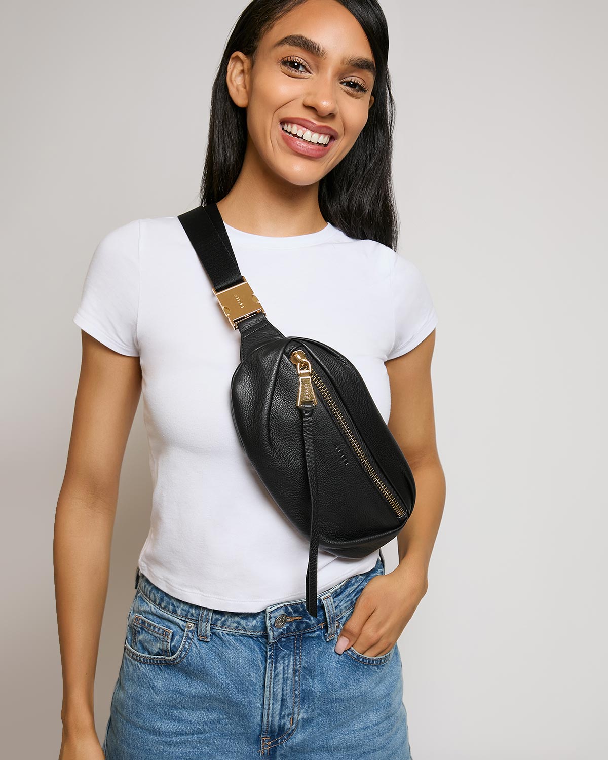 Black Milan Bum Bag Designer Leather Handbag For Women  display picture 3